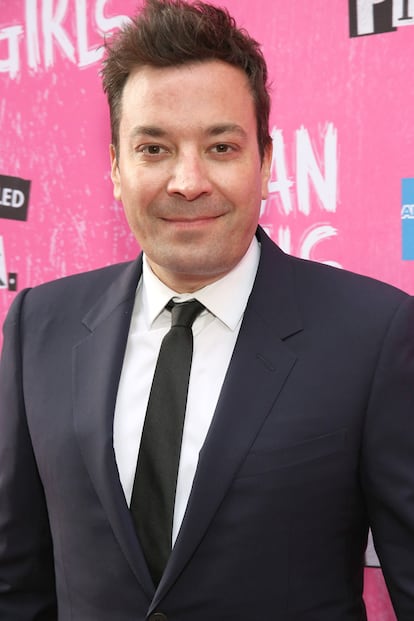 Jimmy Fallon. Tras luchar con procesos de fertilidad durante cinco años, el matrimonio formado por el presentador y su mujer, Nancy Juvonen, ha recurrido a un vientre de alquiler hasta en dos ocasiones para concebir a sus hijas Winnie y Frances.