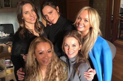 Las Spice Girl al completo: Mel C, Victoria Beckham, Emma Bunton, Geri Halliwell y Mel B, en su reciente reunión en casa de en la casa de Geri en Londres.