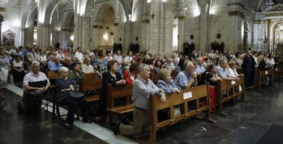 Un grupo de fieles sigue una misa en la catedral de Valencia.