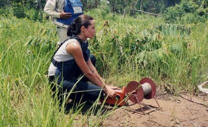 Angelina Jolie en un campo de minas en Tailandia.