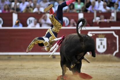 El diestro López Simón sufre una cogida durante la corrida de la Feria de Albacete.