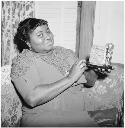 <strong>Os fatos</strong>. Hattie McDaniel, a icônica Mammy de 'E o Vento Levou...', não pôde assistir à estreia do filme em 1939 porque o cinema onde seria exibido não permitia a entrada de negros. Clark Gable, o protagonista, se negava a ir, em solidariedade, mas McDaniel o convenceu de que não deveria criar mais problemas. Meses depois, o produtor suplicou ao hotel Ambassador, em Los Angeles, Califórnia (onde teve lugar a cerimônia de entrega do Oscar, já em 1940), que abrissem uma exceção em sua política de segregação e deixassem entrar a nomeada Hattie McDaniel. <strong>Por que é um disparate</strong>. Quando ganhou ela havia sido colocada em uma mesa para dois tão longe do palco que McDaniel levou vários minutos para recolher seu Oscar. Apesar de “ E o Vento Levou...” ter recebido nove 'Oscars' no total, não deixaram que McDaniel posasse com o restante da equipe do filme: a Califórnia era um Estado segregacionista. O mais vexatório foi que os produtores do filme se mostraram orgulhosos de ter conseguido que McDaniel pudesse viver o que, segundo ela, foi um dos momentos mais felizes de sua vida. Mas também um dos mais humilhantes.