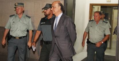 González Mata, camino de la cárcel el pasado junio.