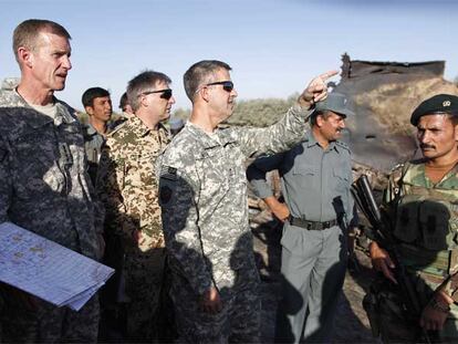 El general Stanley McChrystal, jefe de las tropas de la OTAN en Afganistán (izquierda), visita con otros mandos el lugar del bombardeo del viernes, a las afueras de Kunduz.