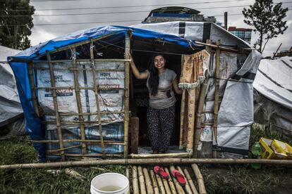 Sin luz, ni agua corriente, el único “lujo” del que pueden disfrutar son las letrinas prefabricadas que diferentes entidades les han facilitado. Mamara Pariar tiene 22 años. Perdió a su padre en el terremoto del 25 de abril. Vive sola en el campamento ya que sus cuatro hermanos están trabajando en India y Qatar.