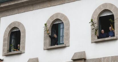 Religiosas se asoman a las ventanas de su capilla en Santiago de Compostela.