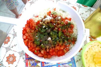 Bayan prepara una ensalada para los que, como a ella, no les gusta cocinar.