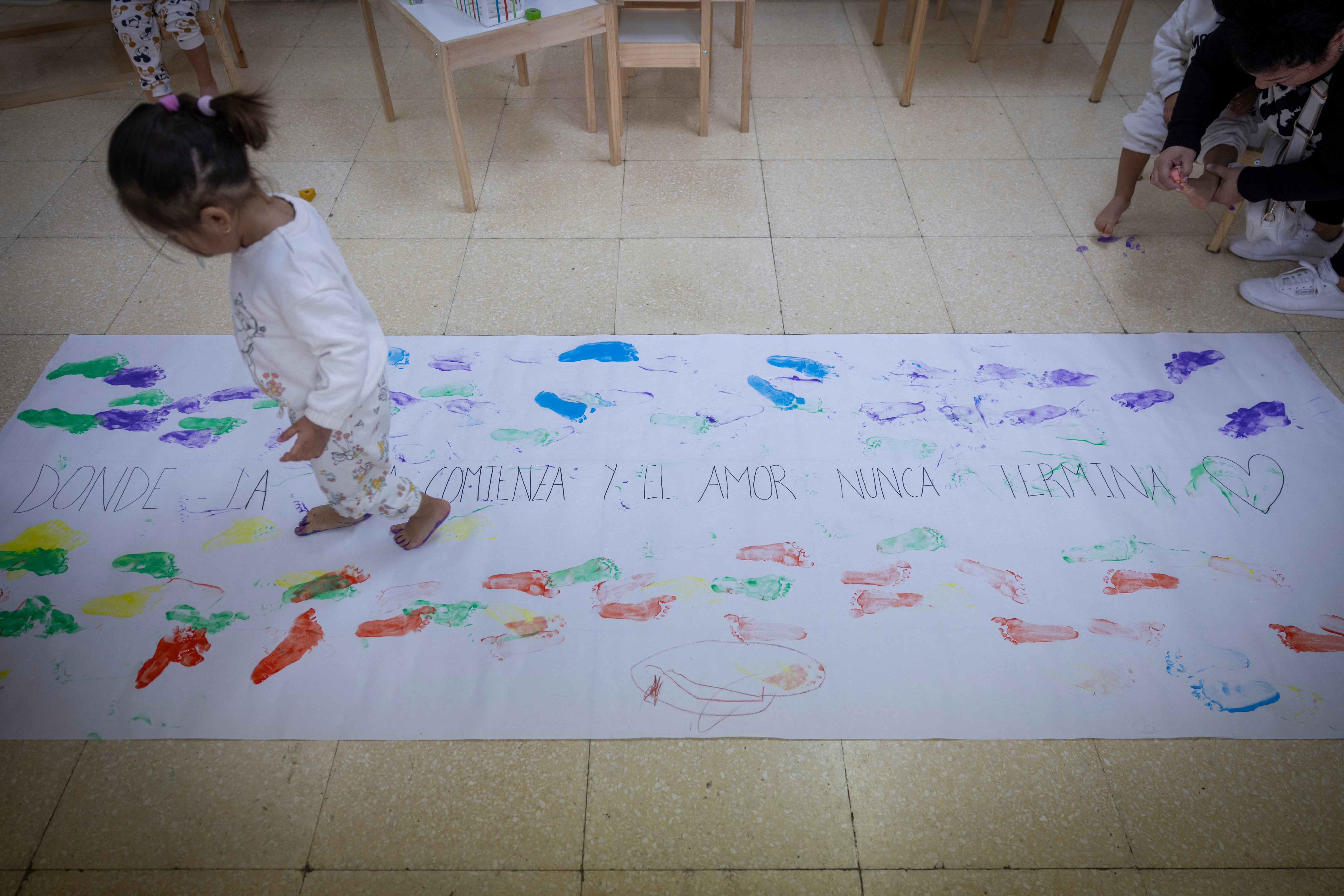 Taller para familias en riesgo de exclusión social con niños entre 1 y 3 años celebrado en el colegio público Nuestra Señora de la Oliva, Sevilla. 