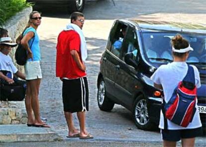 Michael Phelps, con una toalla al cuello, espera, a la puerta de su hotel mallorquín, el vehículo que lo traslade a la piscina de entrenamiento.