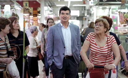 Fernando Giner, candidato de Ciudadanos en el mercado del Cabanyal.