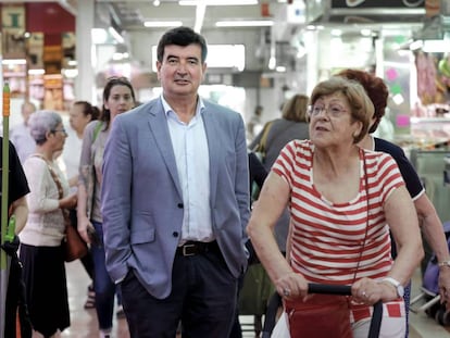 Fernando Giner, candidato de Ciudadanos en el mercado del Cabanyal.