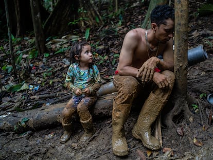Una de las fotografías del ensayo de Federico Ríos sobre los migrantes que cruzan el Darién, ganador en la categoría de Derechos humanos en la edición 2023 de los premios POY Latam.