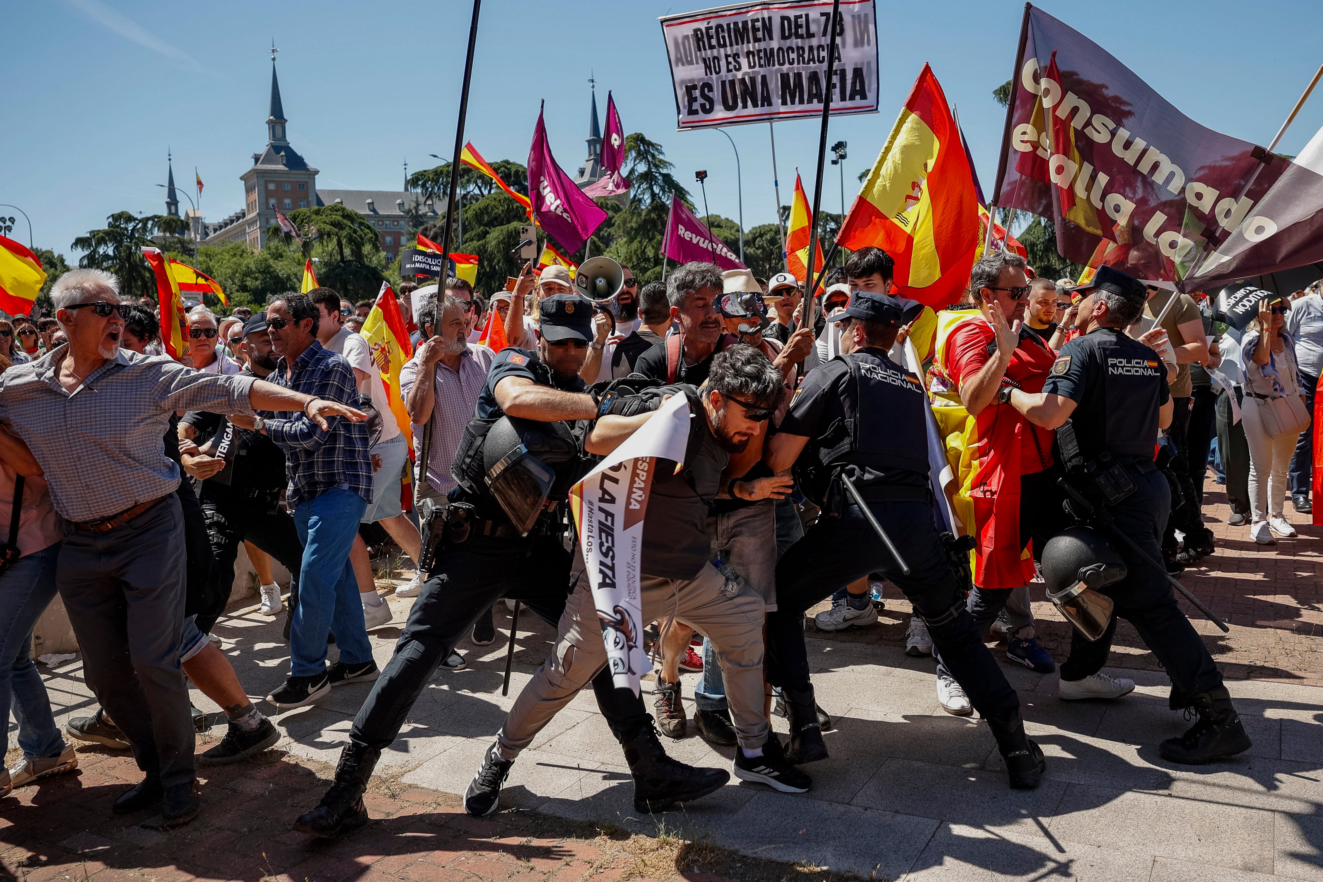 Miles de personas protestan en Madrid contra el “Gobierno corrupto” de Sánchez en una marcha marcada por la imputación de Zapatero