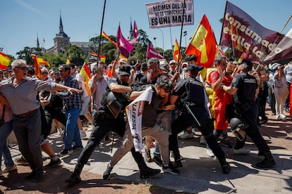 La manifestación en Madrid para exigir la dimisión de Pedro Sánchez, en imágenes | Fotos | España | EL PAÍS