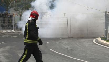 Un bombero en una mascletà en Alicante el año pasado.