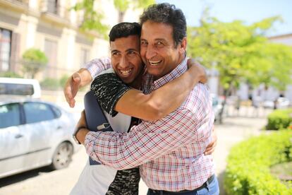 El marroquí Hicham abraza a Alejandro Benítez, presidente del equipo Alma de África, el 30 de mayo de 2017, el día que recibió su permiso de residencia.