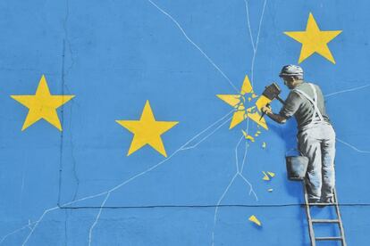 Un mural de Banksy con motivo del Brexit en Dover Reino Unido.