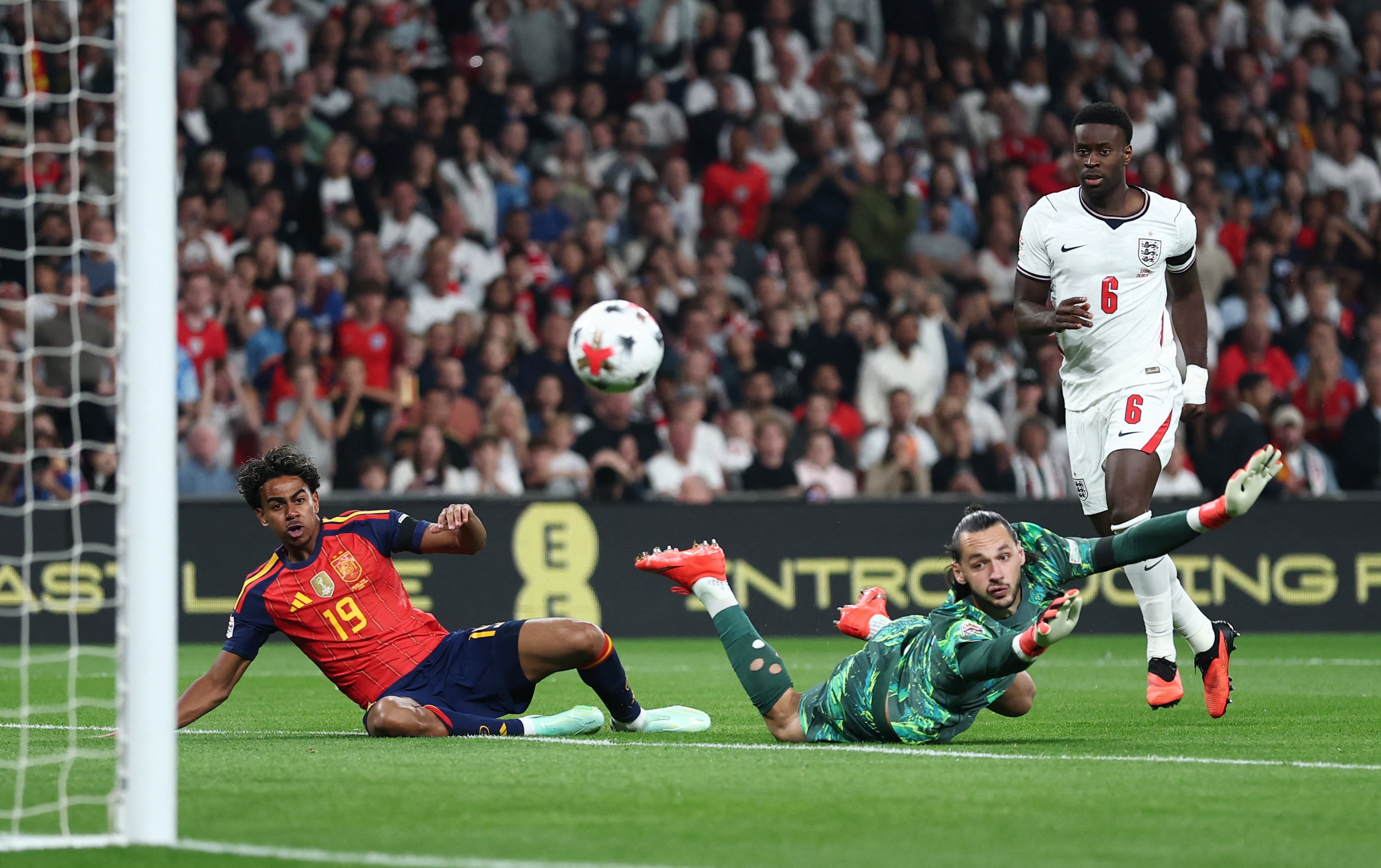 Inglaterra - España en directo | Gordon y Kane le dan la vuelta al partido