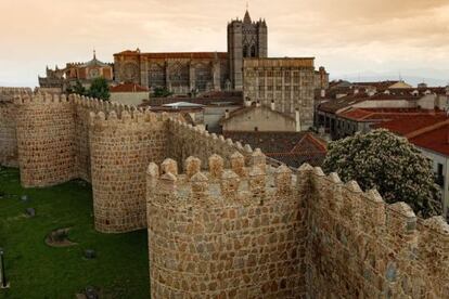 Vista aérea de la muralla y la catedral de Ávila.
