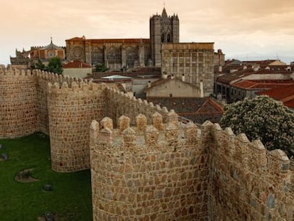 Vista a&eacute;rea de la muralla y la catedral de &Aacute;vila.