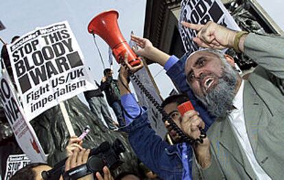 Un grupo de manifestantes protesta contra la guerra en Trafalgar Square, en Londres.