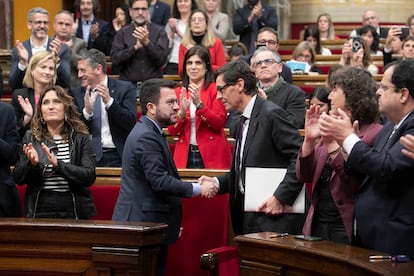 El presidente Pere Aragonès y el jefe de la oposición Salvador Illa se estrechan la mano al aprobarse los presupuestos catalanes con los votos de ERC, PSC y En Comú Podem.