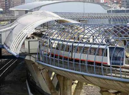 El metro de Bilbao en la estación de Urbinaga.