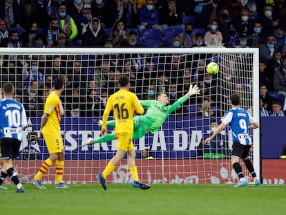 Darder, con ayuda del pie de Pedri, logra batir a Ter Stegen durante el derbi.