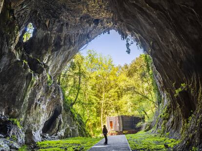 La impresionante entrada de la cueva de Cullalvera, de 28 metros de alto, en la localidad cántabra de Ramales de la Victoria.