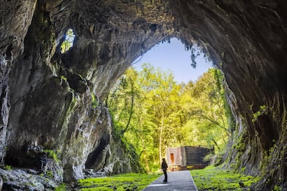 La impresionante entrada de la cueva de Cullalvera, de 28 metros de alto, en la localidad cántabra de Ramales de la Victoria.