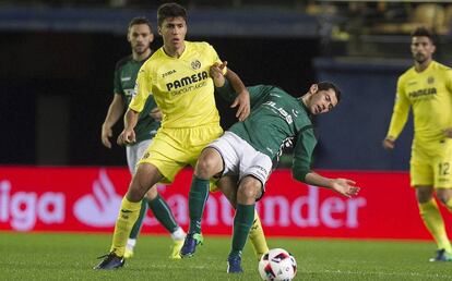 El jugador del Villarreal Rodrigo disputa el balón con Israel Castro, del Toledo.