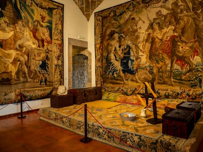 Algunos de los tapices que se exhibían en el interior del Castillo de Manzanares, en una imagen de archivo cedida por la Comunidad de Madrid.