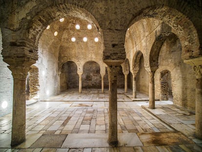 Baños árabes antiguos de El Bañuelo, en Granada, España.