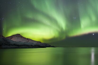 Un extraño fuego que parece incendiar el cielo, un lago que aparece en medio del desierto, un halo de luz que sobre nuestra propia sombra.... Desde las auroras boreales a los parhelios, estos son algunos de los fenómenos naturales más extraños que puede encontrarse un viajero.