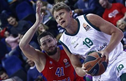 Kuzminskas hace jugada ante Kurbanov.