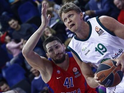 Kuzminskas hace jugada ante Kurbanov.