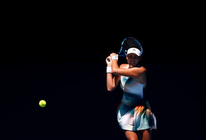 Garbiñe Muguruza devuelve de revés durante el partido contra Cornet en Melbourne.