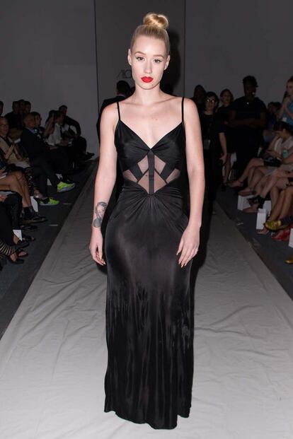 La cantante Iggy Azalea escogi este vestido negro con transparencias para el desfile de Alon livne.