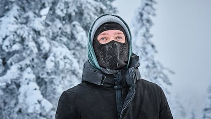 Un hombre en la nieve con un pasamontañas para resguardarse del frío.