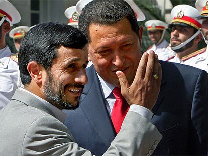 El presidente iraní, Mahmud Ahmadineyad (izquierda), saluda a su homólogo venezolano, Hugo Chávez, frente a la guardia de honor en Teherán.