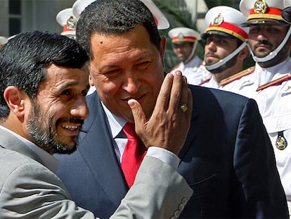 El presidente iraní, Mahmud Ahmadineyad (izquierda), saluda a su homólogo venezolano, Hugo Chávez, frente a la guardia de honor en Teherán.