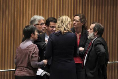 Algunos de los miembros de la Comisión de Economía del Congreso conversan ayer durante el debate de la Ley de Economía Sostenible.