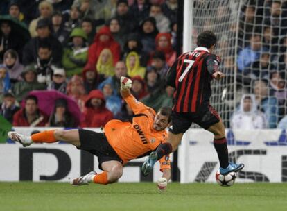 Pato consigue el primero de sus dos goles, el segundo del conjunto italiano, al aprovecharse de una salida en falso de Casillas.