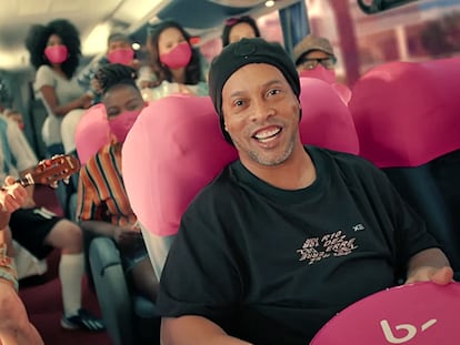 Ronaldinho Gaúcho en un comercial de Buser, una aplicación de viajes.