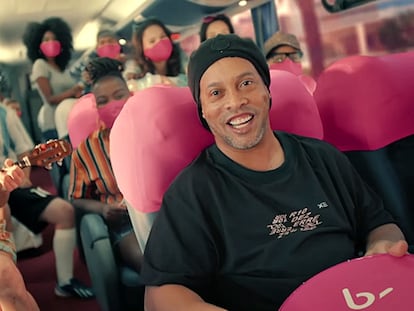 Ronaldinho Gaúcho em propaganda da Buser.