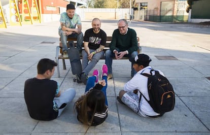 El codirector del festival 16 kilómetros, Carlos Olalla (d), con un grupo de jóvenes de la Cañada Real que ruedan un videoclip de rap y sus profesores.