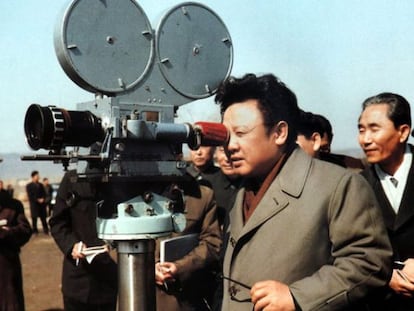 El fallecido dictador norcoreano Kim Jong Il, ante una cámara cinematográfica.