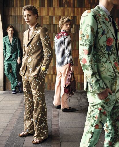 GUCCI
La casa florentina se ha convertido en un ariete contra los tópicos. Respire hondo y apunte en su lista de futuribles: trajes-pijama, bordado chinoiserie, bolsos de colegial y pantalones de campana color pastel.