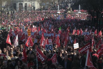 La manifestación avanza por la calle de Alcalá con La Cibeles al fondo.