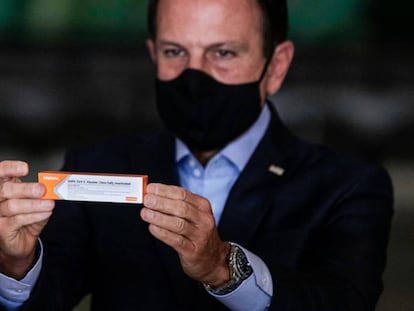 El Gobernador de Sao Paulo, Joao Doria, sostiene una caja con la vacuna de Sinovac.